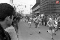 Na archívnej snímke z 7. apríla 1991 v Bratislave bežci v cieli  pretekov 44. ročníka cestného behu Devín - Bratislava pri budove SNG.