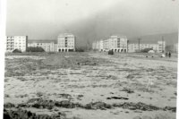 Trieda obrancov mieru – pôvodný názov ulice, ktorú Žilinčania vždy nazývali Bulvárom. V roku 1992 dostala ulica názov po Antonovi Bernolákovi, ktorý v Žiline študoval. Na fotke vidíme Hliny I. – vľavo a Hliny II. – vpravo. Fotka je z roku 1958