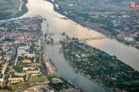 Povodeň v Komárne: Letecký pohľad na rozvodnený Dunaj v júni 2013.