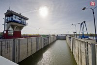 Vodné dielo Gabčíkovo v máji 2015: Hrušovská zdrž a prívod do odpadového kanála stupňa Čunovo, ktoré sú súčasťou vodného diela.