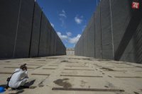 Plavebná komora Gabčíkova: Pohľad z dna komory na vráta.