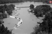 Povodne v roku 1965: Dedina Číčov v komárňanskom okrese po ničivej povodni. Práce na číčovskej prietrži.