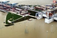 Povodeň na Dunaji: Letecký pohľad na zaplavenú časť obslužných komunikácií na hrádzi Vodného diela Gabčíkovo v auguste 2002.