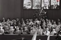 oslavy 1. mája 1987 v Bratislave. Na snímke pohľad na tribúnu prvomájových osláv počas prejavu Jozefa Lenárta.