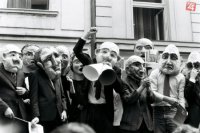 oslavy 1. mája 1990 v Bratislave. Na snímke členovia súboru Juventus z Trnavy predviedli predstavenie v maskách