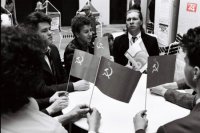 Na archívnej snímke oslavy 1. mája 1990 v Bratislave.