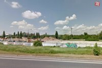 Súčasný stav z pohľadu z Einsteinovej ulice - územie medzi hrádzou a diaľnicou