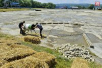 Na snímke príprava filtračných mechov zo slamou na kúpalisku Delňa v Prešove