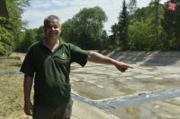 Na snímke vedúci oddelenia Experimentálnej fykologie a ekotoxikológie Botanického ústavu AVČR profesor Blahoslav Maršálek pri hornej zádržnej nádrži Rusalka nad kúpaliskom Delňa v ktorom prípravujú filtračné mechy zo slamou