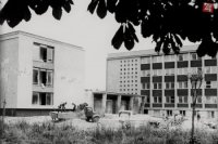 Na snímke vpravo časť novej školskej budovy Lesníckej školy v Prešove, vľavo časť internátu.