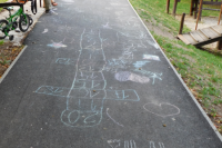 Deti využívajú chodníky na svoje aktivity