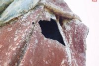 Detail poškodenej sochy