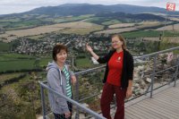 Na snímke vpravo sprievodkyňa Monika Stašková a vľavo pracovníčka obce na vyhliadke z hradnej veže nad obcou Kapušany Mária Gállová, v pozadí sú Slanské vrchy.