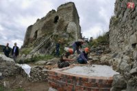 Na snímke práce na rekonštrukcii hradu.