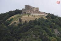 Na snímke pohľad na Kapušiansky hrad z obce Kapušany.