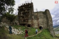 Na snímke múr s lešením od severnej strany čaká tiež rekonštrukcia.