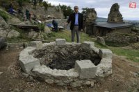 Na snímke  starosta obce Kapušany Jozef Pribula nad ohniskom pre turistov, vpravo v pozadí je nový správcovský a informačný objekt.