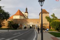 Po stranách sa rozprestiera mestské opevnenie, vchádza sa aj  Bernolákovou bránou