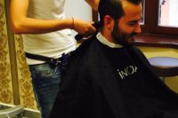 Trnavský kaderník Matej v akcii. Na zábere upravuje vlasy známemu módnemu návrhárovi, stylistovi a fotografovi Lukášovi Kimličkovi.