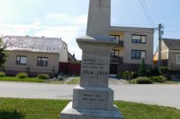 V obci stojí aj spomienka na padlých hrdinov počas druhej svetovej vojny