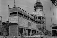 Na archívnej snímke z 15. septembra 1962 pri Košiciach monolitový komín na stavenisku VSŽ.