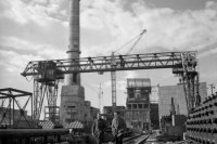 Na snímke montážne nádvorie pri teplárni VSŽ, kde montéri Prvej brnenskej strojárne pripravujú dielce k prvému kotlu.