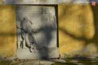 Na snímke poškodená pamätná tabuľa na počesť farára, spisovateľa, historika a národného buditeľa Jonáša Záborského na stene kúrie.