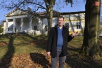 Na snímke starosta obce František Novotný pred kúriou s parkom, ktorá čaká na rekonštrukciu v obci Župčany v okrese Prešov.