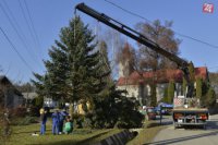 Na snímke osadenie vianočného stromčeka v obci Župčany v okrese Prešov.