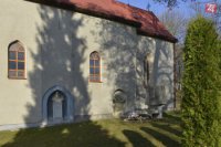 Na snímke rímskokatolícky farský kostol Nanebovzatia Panny Márie, vpravo pri kostole je pomník a náhrobný kameň farára, spisovateľa, historika a národného buditeľa Jonáša Záborského.