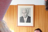 Vo vlaku sa nachádza aj obraz Gustáva Husáka.