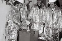 Voľby 1976. Medzi prvými voličmi vo volebnej miestnosti na Sputnikovej ulici boli členovia BSP Jurija Gagarina z oceliarne VSŽ.