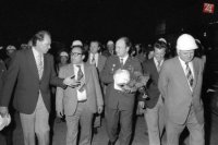 Na zábere z roku 1978 zľava výrobný námestník VSŽ Jaroslav Voščinár, vedúci závodu oceliarne Ján Rusnák a letec kozmonaut Vladimír Remek pri prehliadke druhej oceliarne VSŽ.