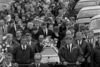 Na archívnej snímke z 31. októbra 1995 v Haniske posledná rozlúčka s obeťou havárie vo Východoslovenských železiarňach (VSŽ).