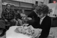 Po havárii plynového potrubia a následnej evakuácii v popredí Gabriela Bitová ukladá najmladšie z troch detí k spánku.