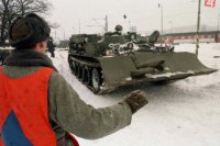 Na pomoc v boji so snehovou kalamitou presunuli do Košíc 13. februára 1999  l. špeciálnu rotu 72. záchrannej brigády CO zo Žiliny. Na snímke vykladanie ťažkej techniky  na jedinej vykladacej rampe v Košiciach v rušňovom depe.