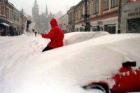 Snehová kalamita v Košiciach 11. februára 1999, na snímke stálym vetrom zaviata  Alžbetina ulica.