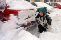 Snehová kalamita v Košiciach 11. februára 1999. "Nič sa nedeje, však je zima!", tvrdila dievčina na snímke a veselo odhadzovala zmetákom sneh od zaviatého auta na Alžbetinej ulici.