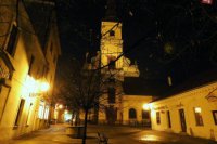 Kostol sv. Jakuba v noci obkolesuje príjemné osvetlenie