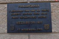 Pamätná tabuľa na fasáde budovy Divadla Jána Palárika