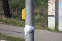 Na Kuzmányho ulici dostal semafor netypickú "ozdobu".