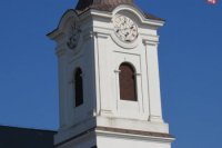 Hodiny na objekte využíva holub na hniezdo.