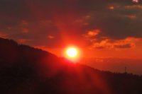 Západ Slnka v Prešove mal počas víkendu nie príliš časté, výrazne červenoružové sfarbenie.