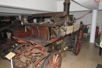 Trojcylindrová striekačka na štvorkolesovom podvozku.