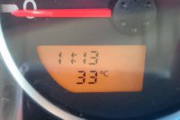 Cifra z teplomera v aute, ktoré pobudlo na slnku...