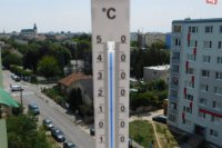 Ortuť v tomto teplomeri na slnku popoludní vystúpala poriadne vysoko...