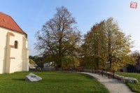 Upravený priestor pri kostole v obci