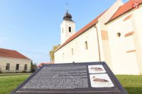 Náučná tabuľa pred kostolom v obci