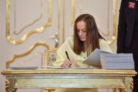 Na snímke sudkyňa Michaela Doňáková podpisuje menovací dekrét počas menovania prezidentom SR Andrejom Kiskom 4. decembra 2017 v Bratislave.