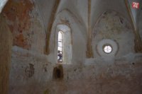 Vľavo výjav zmŕtvychvstalého Krista, pod ním konsekračný kríž